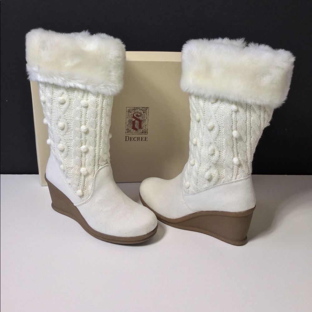 Boot off white sweater, wedge Heel,fur rim 6.5M
